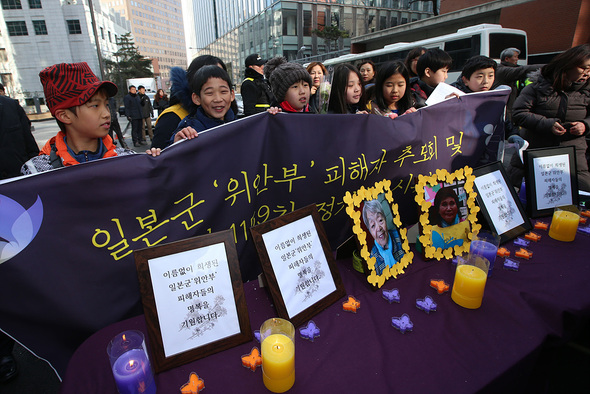 제1159차 일본군 위안부 문제 해결을 위한 정기 수요시위가 열린 31일 낮 서울 종로구 중학동 주한일본대사관 앞에서 참가잗르이 올해 별세한 위안부 피해자 황금자, 배춘희 할머니 추모하고 있다. 이정아 기자 leej@hani.co.kr