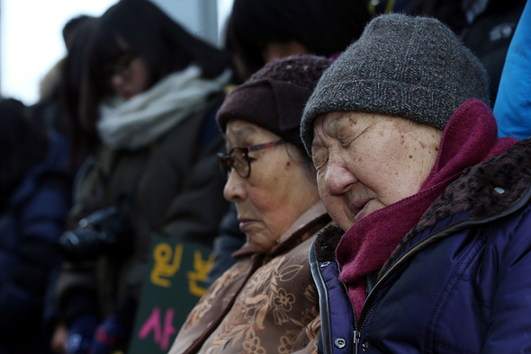 제1159차 일본군 위안부 문제 해결을 위한 정기 수요시위가 열린 31일 낮 서울 종로구 중학동 주한일본대사관 앞에서 길원옥(오른쪽부터) 김복동 할머니가 올해 별세한 위안부 피해자 황금자, 배춘희 할머니의 약력을 들으며 가슴아픈 표정으로 고인의 삶을 추모하고 있다. 이정아 기자 leej@hani.co.kr