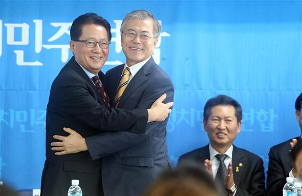 박지원(왼쪽)ㆍ문재인 새정치민주연합 당 대표 후보가 3일 제주도당 ‘2015 단배식 및 당 지도부 합동 간담회’에서 인사말을 마친 뒤 포옹하고 있다. 제주/연합뉴스