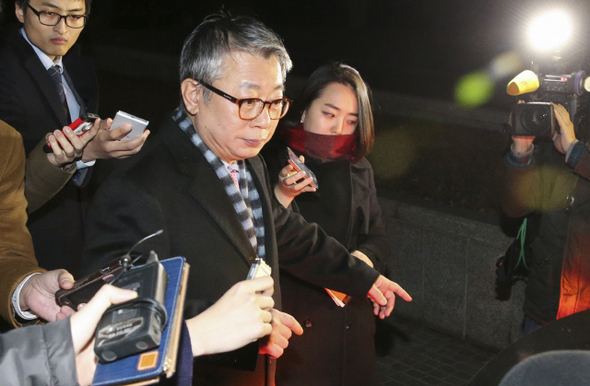 지난 12월31일 새벽 법원에서 구속영장이 기각된 조응천 전 청와대 공직기강비서관이 서울 서초동 서울중앙지검을 나서고 있다. 김정효 기자 hyopd@hani.co.kr