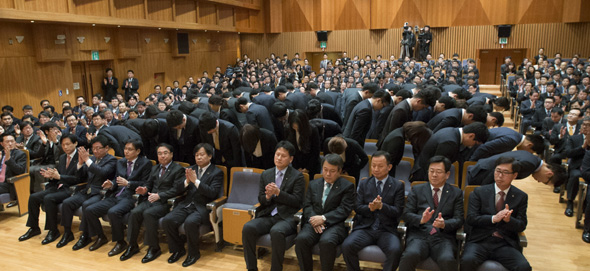 대우건설 신입사원들이 5일 오전 서울 종로구 대우건설 본사에서 열린 입사식 및 시무식에서 임직원들에게 고개를 숙여 새해 인사를 하고 있다. 
 김성광 기자 flysg2@hani.co.kr