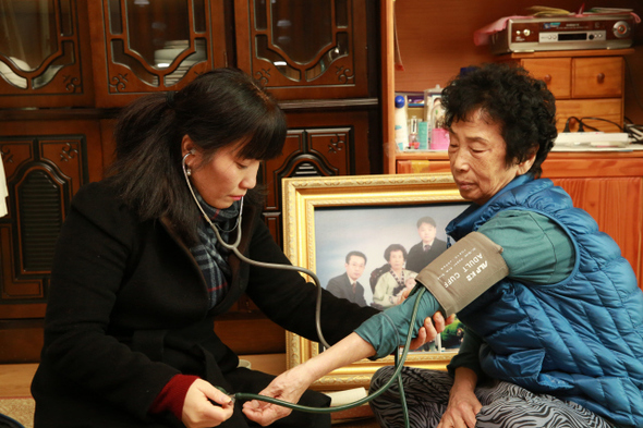 지난해를 기준으로 한국의 독거노인은 130만명을 넘어섰다. 만 65살 이상 노인 인구의 20%를 웃도는 수준이다. 이에 정부는 올해부터 ‘독거노인 친구만들기 시범사업’ 등 노인돌봄정책을 확대한다는 방침이다. 지난달 3일 오후 서울 노원구 중계동 한 임대아파트에서 독거노인들이 노원구 ‘이웃사랑 도우미’한테 상담을 받고 있다.  류우종 기자 <A href="mailto:wjryu@hani.co.kr">wjryu@hani.co.kr</A>