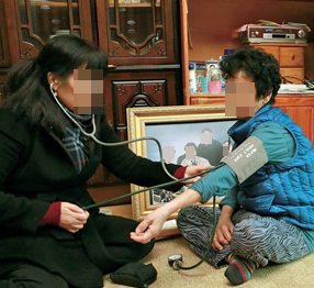 서울시 노원구의 한 독거노인이 방문 간호사의 진료를 받고있다. 류우종 기자