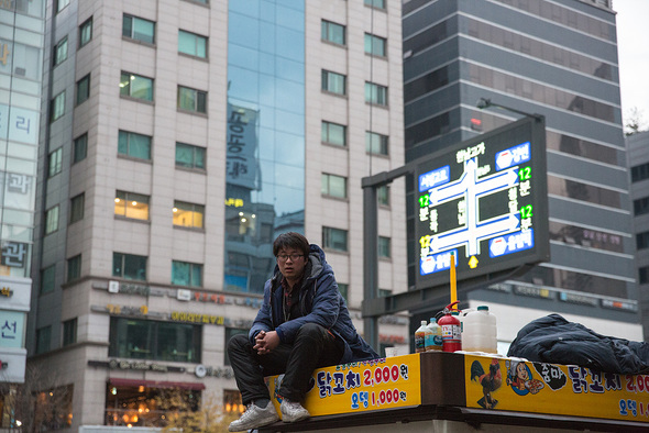 구청의 노점상 강제철거에 대비해 박시양씨가 자신의 노점 지붕위에 올라가 있다. 강남역 11번 출구 앞 노점상들. 구청의 지속적인 철거로 지금은 사라졌다. 박승화 기자 eyeshoot@hani.co.kr