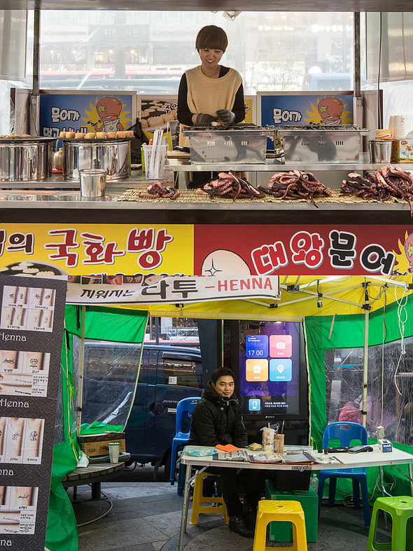 강남역 11번 출구 앞 노점상들. 구청의 지속적인 철거로 지금은 사라졌다. 박승화 기자 eyeshoot@hani.co.kr