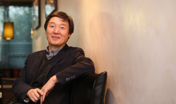 세번째 시집 <어린 당나귀 곁에서>를 낸 김사인 시인. “장미만 득세하고 분꽃, 채송화, 맨드라미는 장이 서지않는 것이 우리 시단의 현실”이라며 “상처 입고 피 흘리는 삶을 노래하는 서정시는 여전히 유효하다”고 말했다.
신소영 기자 viator@hani.co.kr