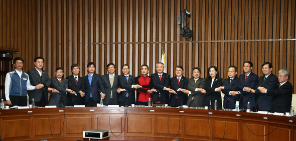 공무원연금 개혁안 논의를 위한 국민대타협기구 첫 전체회의가 열린 8일 오후 국회에서 공동위원장을 맡은 조원진 새누리당 의원(오른쪽 일곱째)과 강기정 새정치민주연합 의원(오른쪽 여섯째)을 비롯한 참석자들이 함께 손을 맞잡고 있다. 전날까지도 대표 명단을 확정하지 못한 공무원 단체들은 회의 시작 직전 국민연금을 포함한 공적연금 논의 등을 요구하며 조건부 참여를 결정해 김성광 전국공무원노동조합 공동집행위원장, 류영록 공무원노동조합총연맹 위원장, 안양옥 한국교총 회장, 김명환 한국노총공대위 위원장 등 4명이 참석했다.  이정아 기자 leej@hani.co.kr