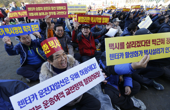 우버가 가는 곳마다 시끄럽다. 우버의 사업이 각국 법규와 택시사업자들과 충돌하기 때문이다. 지난해 9월18일 오후 서울시청 앞 광장에서 택시운전자 3000여명이 모여 ‘우버 서비스’ 철수 등을 외치며 ‘생존권 사수 결의대회’를 열었다. 이종근 기자 root2@hani.co.kr