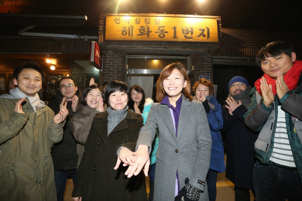 한국 연극의 기관차로 불리는 연출가 동인인 ‘연극실험실 혜화동1번지’ 5기(오른쪽 네명)와 6기 연출가들이 7일 밤 그들의 극장 앞에서 임무를 교대하고 있다. 이정우 선임기자 woo@hani.co.kr