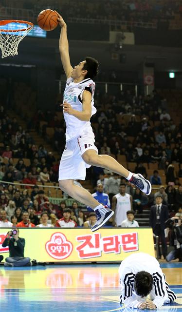 정효근(인천 전자랜드·201㎝)이 11일 서울 잠실체육관에서 열린 2014~2015 프로농구 올스타 덩크슛 콘테스트에서 강력한 덩크슛을 선보이고 있다. 정효근은 국내 선수 부문에서 1~2라운드 합계 87점을 얻어 최승욱(창원 LG·193㎝)을 8점 차로 따돌리고 덩크왕에 올랐다. 앤서니 리처드슨(원주 동부·201㎝)은 만점에서 1점이 모자란 99점으로 외국인선수 덩크왕이 됐다. 올스타 경기에서는 1987년 이전 출생자로 구성된 주니어드림팀이 105-101로 시니어매직팀을 꺾었다. 최우수선수(MVP)에는 김선형(서울 에스케이)이 뽑혔다. 연합뉴스