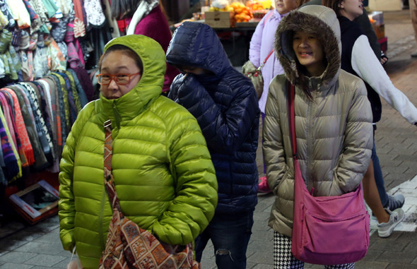 서울 중구 명동 거리에서 두꺼운 옷을 차려입은 관광객들이 몸을 잔뜩 움츠린 채 걸어가고 있다. 김태형 기자 <A href=”mailto:xogud555@hani.co.kr”>xogud555@hani.co.kr</A>