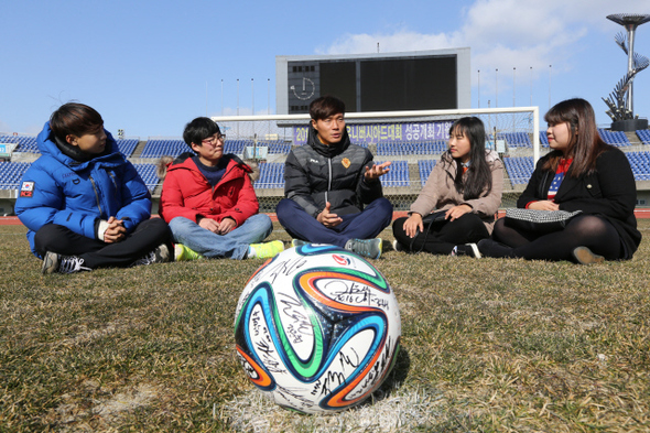 남기일 광주FC 감독(가운데)이 8일 광주월드컵경기장에서 홍찬욱(왼쪽부터), 김재형, 김미리, 한순옥씨와 이야기를 나누고 있다.  광주/ 김봉규 기자 bong9@hani.co.kr