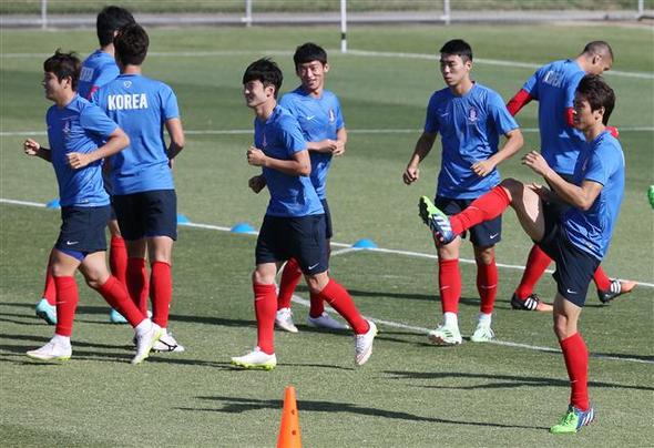 박주호(앞줄 왼쪽부터), 김진수, 구자철 등 축구대표팀 선수들이 12일 호주 캔버라 매켈러 파크에서 훈련하며 몸을 풀고 있다. 캔버라/연합뉴스