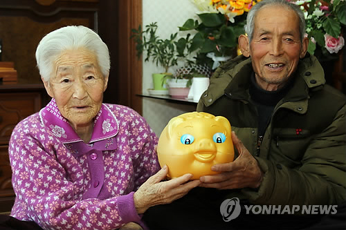 포천시 군내면의 송명배(81·오른쪽)씨가 1년 6개월 동안 모은 동전 10만원을 어려운 이웃을 위해 기부해 감동을 주고 있다. 적극적으로 동참하고 지지해 온 아내 장정순(77·왼쪽)씨의 응원이 컸다.  