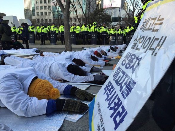 비정규직 철폐와 해고자 복직을 요구하며 오체투지로 청와대로 향하던 쌍용자동차 해고노동자들과 비정규직 노동자들이 12일 오전 서울 종로구 세종로 정부서울청사 앞에서 경찰에 의해 가로 막히자 108배를 하고 있다. 이들은 정부서울청사 앞에서 영하 10도의 날씨에 엎드려 밤을 지새웠다. 김성광 기자 flysg2@hani.co.kr