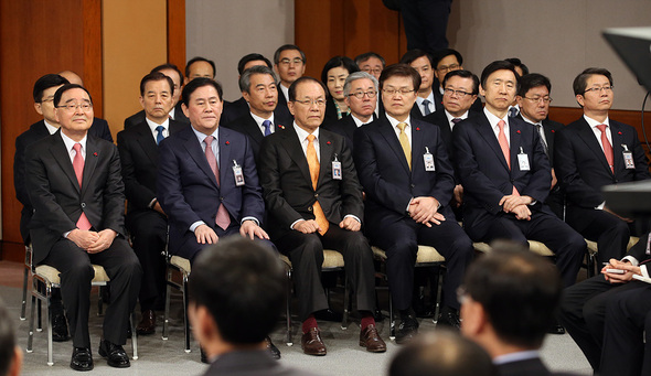 12일 오전 청와대 춘추관에서 열린 신년 기자회견에서 정홍원 국무총리 등 각료들이 배석해 있다. 연합뉴스