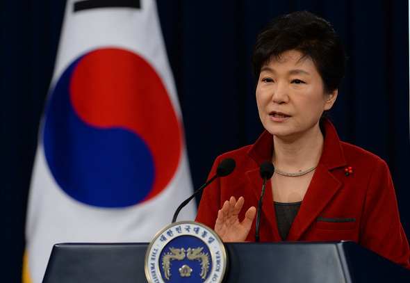 박근혜 대통령이 12일 오전 청와대 춘추관에서 신년 기자회견을 하고 있다. 청와대사진기자단