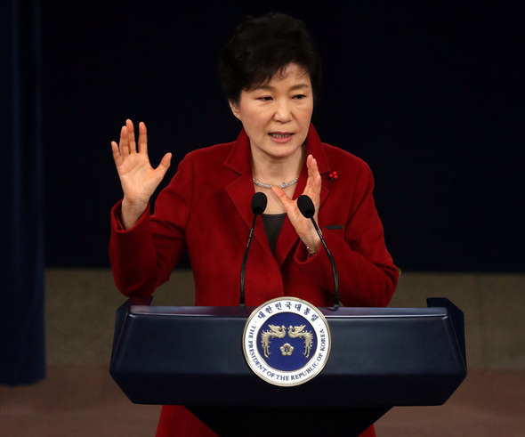 박근혜 대통령이 12일 오전 청와대 춘추관에서 신년 기자회견을 하고 있다. 청와대사진기자단