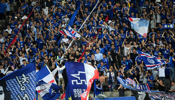 프로축구 수원 삼성 서포터스들이 열광적인 응원을 펼치고 있는 모습.