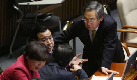 이완구 새누리당 원내대표(가운데)가 12일 오후 국회 본회의장에서 우윤근 새정치민주연합 원내대표(오른쪽), 홍일표 새누리당 의원(뒷모습 보이는 이)과 이야기하고 있다. 이정아 기자  leej@hani.co.kr