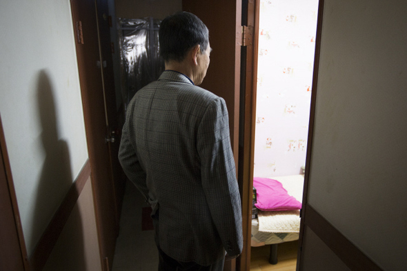 ‘도쿄 할아버지’로 불리는 재일동포 강아무개씨가 지난 8일 오전 서울 용산구 한강로의 한 고시원에서 <한겨레>와 인터뷰를 하던 중 신문에 얼굴 사진을 내보낼 수 없다며 몸을 돌리고 있다. 김성광 기자 flysg2@hani.co.kr