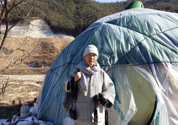 11일 오후 경북 영주시 평은면 금광리 내성천변 제방 위에 있는 거처인 천막 앞에 선 지율 스님. 이날 내성천을 찾은 ‘내성천 친구들’ 회원들과 함께 영주댐 수몰 예정지 주변을 돌며 영주댐 철거 소송에 필요한 자료를 수집하기 위해 막 출발하려는 참이다.
