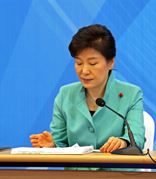 박근혜 대통령이 13일 오전 세종시 세종행정지원센터 국제회의장에서 열린 ‘2015년 정부업무보고 및 경제혁신 3개년 계획 1차회의’에서 발언 도중 아래를 내려다보고 있다.  세종/이정용 선임기자 <A href="mailto:lee312@hani.co.kr">lee312@hani.co.kr</A>