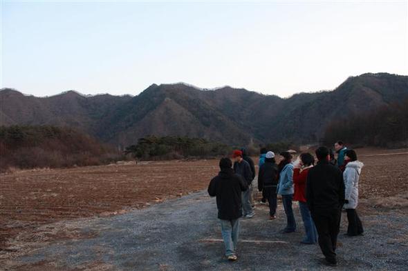 평창군 방림면 꽃숲마을이 들어설 터를 찾은 성미산 귀촌추진위원회 사람들.