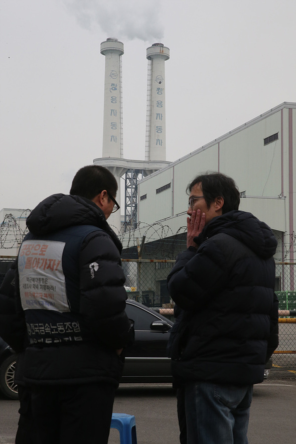 14일 오전 마힌드라 회장과 20여분간 면담한 김득중 지부장이 향후 대책을 논의하고 있다. 평택/김태형 기자 xogud555@hani.co.kr