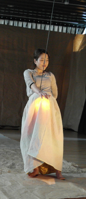 봉산탈춤에서 미얄할미의 춤을 본뜬 박연정의 춤 <망구-그믐달>에서 요강은 조명을 넣으면 태아의 형상으로 변한다. 사진 손준현 기자