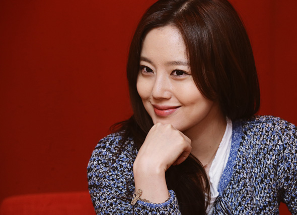 영화 '오늘의 연애' 주연 배우 문채원이 14일 오후 서울 종로구 삼청동의 한 카페에서 인터뷰에 앞서 포즈를 취하고 있다. 2015.1.14  (서울=연합뉴스)