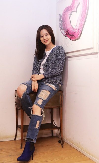 영화 '오늘의 연애' 주연 배우 문채원이 14일 오후 서울 종로구 삼청동의 한 카페에서 인터뷰에 앞서 포즈를 취하고 있다. 2015.1.14  (서울=연합뉴스)