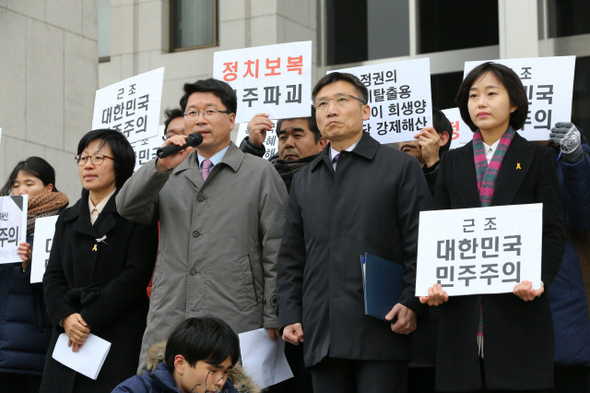 헌법재판소의 통합진보당 해산 결정에 따라 의원직을 상실한 통합진보당 의원들이 지난해 12월19일 오후 국회 본청 앞에서 ‘정부와 헌법재판소는 통합진보당을 죽였지만, 우리는 진보정치의 거대한 물줄기를 국민들과 함께 이어가겠다’는 입장을 밝히고 있다. 앞줄 오른쪽부터 김재연, 이상규, 오병윤, 김미희 의원. 김봉규 기자 bong9@hani.co.kr