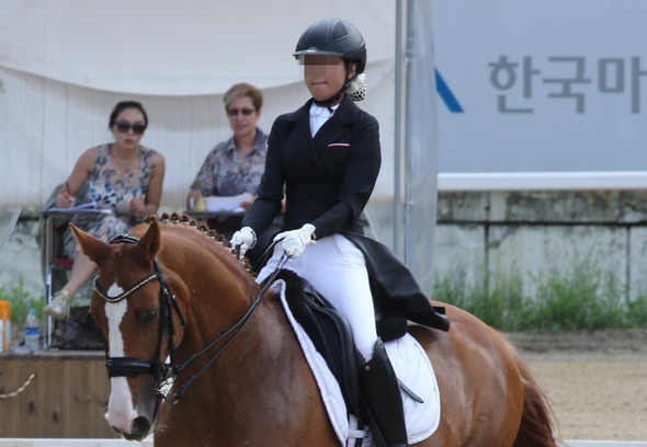 정윤회 씨와 최순실의 딸 정아무개 선수가 과천시 주암동 서울경마공원에서 마장마술 경기를 펼치고 있다. 과천/박종식 기자 anaki@hani.co.kr