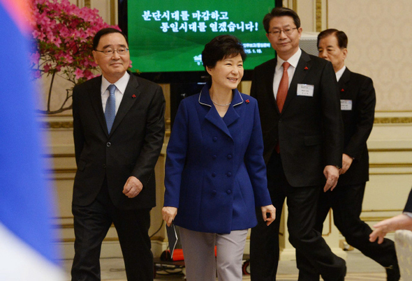 박근혜 대통령이 19일 오전 청와대 영빈관에서 ‘통일준비’를 주제로 열린  통일부·외교부·국방부·국가보훈처 등 4개 부처 업무보고에 참석하고 있다. 청와대 사진기자단