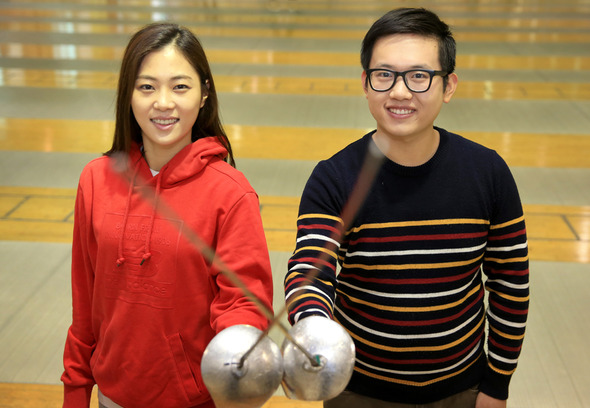 펜싱 사브르 올림픽 금메달리스트 김지연(왼쪽)과 팬 이규진씨가 14일 서울 태릉선수촌에서 만나 검을 맞대고 즐거워하고 있다. 탁기형 선임기자 <A href="mailto:khtak@hani.co.kr">khtak@hani.co.kr</A>