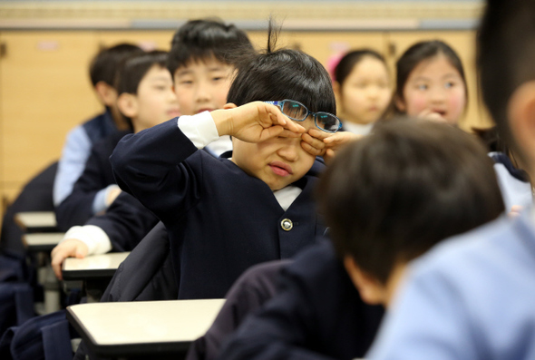 21일 오전 겨울방학이 끝나고 개학을 한 서울 동대문구 은석초등학교 1학년 교실에서 한 학생이 수업시간 중 졸리운 듯 눈을 비비고 있다. 서울시의 초등학교는 이날 은석초교를 시작으로 다음주 월요일인 26일 대부분 개학한다.  김태형 기자 xogud555@hani.co.kr