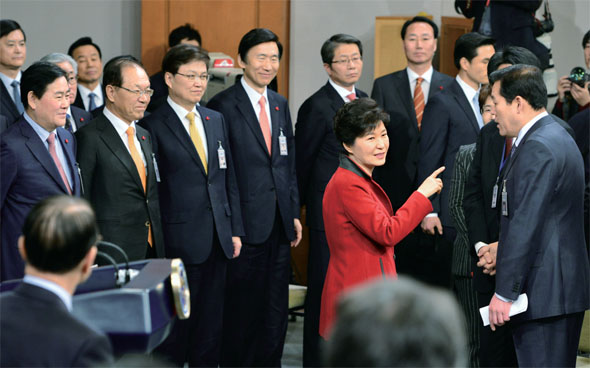 박근혜 대통령이 1월12일 신년 기자회견을 마친 뒤 정부 인사들과 이야기를 나누고 있다. 한겨레21
