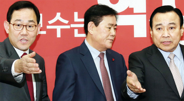 연말정산 관련 대책을 논의하기 위해 21일 오후 국회에서 열린 당정협의에 앞서 최경환 경제부총리(가운데)가 이완구 새누리당 원내대표(오른쪽), 주호영 정책위의장과 인사를 나눈 뒤 굳은 표정으로 자리로 향하고 있다. 이정우 선임기자 woo@hani.co.kr