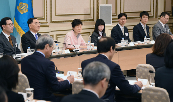 박근혜 대통령이 22일 청와대에서 ‘국민행복’을 주제로 열린 교육부·문화체육관광부·보건복지부·고용노동부·환경부·여성가족부 등 6개 부처 업무보고에서 “우리나라에만 있는 이상한 법이 많이 있는데 ‘떼법’이라는 것도 있고, 그런 게 다 선진국으로 나가는 데 우리 발목을 잡고 있는데 이런 게 없어져야 ‘짠’ 하고 선진 대한민국으로 탄생하지 않을까 생각한다”고 말하고 있다. 한편, 퇴진설이 나돌고 있는 김기춘 비서실장은 전날에 이어 이날 업무보고에도 참석하지 않았다. 청와대사진기자단