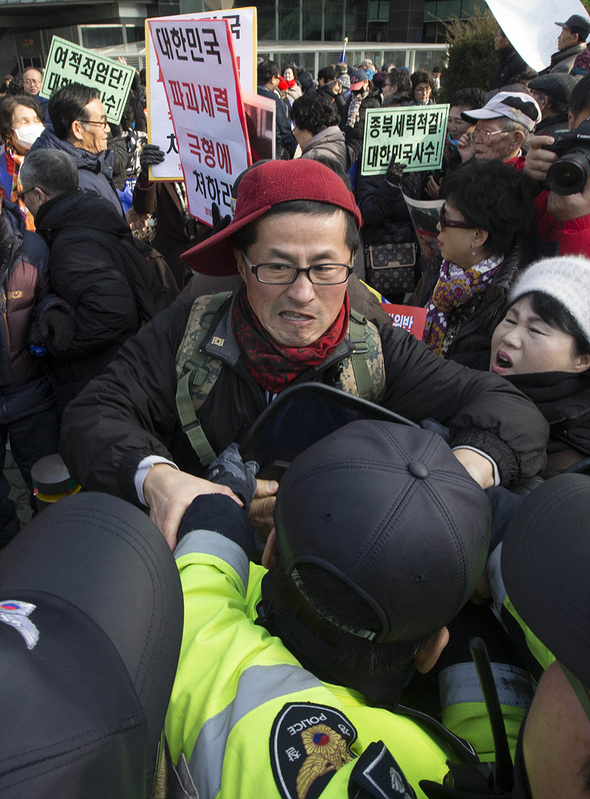 22일 오후 서울 서초역 앞에서 보수단체 회원들이 이 전 의원의 중형을 촉구하며 경찰과 충돌하고 있다. 연합뉴스