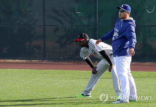 미국프로야구 로스앤젤레스 다저스의 왼손 투수 류현진이 20일(현지시간) 미국 애리조나주 글렌데일의 캐멀백 랜치 스타디움에서 LG 트윈스 선수들과 함께 훈련하기 전 LG 새 외국인 투수 헨리 소사와 담소하고 있다. 류현진은 소사와 2012년 한국프로야구에서 경쟁했고, 2013년 다저스 스프링캠프에서 함께 훈련했다. 2015.1.21 (글렌데일=연합뉴스)