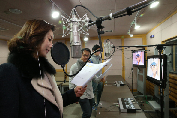 더빙은 보통 1주일 전부터 준비한다. 단순히 목소리를 입히는 것이 아니라 실제 배우처럼 캐릭터 분석 등으로 새로운 인물을 창조해낸다. 김봉규 기자 bong9@hani.co.kr