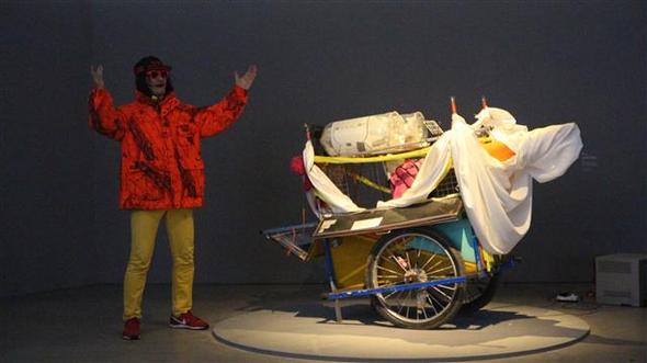 한받 씨는 전자음 반주 울리는 특제 ‘구루마’(리어카)를 만들어 끌고 다니며 시위 현장이나 시장바닥에서 춤추며 노래한다. 