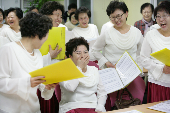 23일 서울 성동구 금호동의 장애인 직업재활시설 ‘성모보호작업장’에서 중증장애 자녀를 둔 어머니들로 구성된 ‘베스트 마더즈’ 합창단이 노래 연습을 하다 환하게 웃고 있다. 성동구청 제공