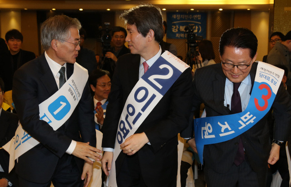 새정치민주연합 대표 경선에 출마한 문재인(왼쪽부터), 이인영, 박지원 의원이 26일 오후 서울 광진구 구의동 한 예식장에서 열린 서울지역 합동간담회에 참석해 인사를 나누고 있다. 이정우 선임기자 woo@hani.co.k