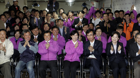 지난 2012년 4월11일 총선 당시 통합진보당 심상정(맨앞줄 오른쪽부터), 유시민, 이정희 공동대표와 이석기 비례대표 후보(이정희 대표 뒷줄 서 있는 이) 등이 투표가 끝난 뒤 서울 동작구 대방동 당사 선거종합상황실에서 방송 3사 출구조사 결과를 보면서 기뻐하고 있다.  김명진 기자 littleprince@hani.co.kr