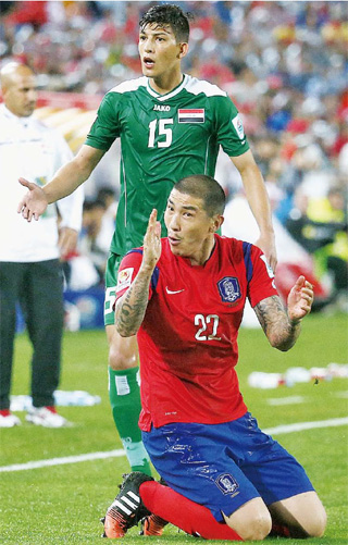 차두리(앞)가 26일 열린 이라크전에서 상대 수비수와 볼을 다투다 심판이 이라크의 반칙을 선언하자 박수를 치고 있다.