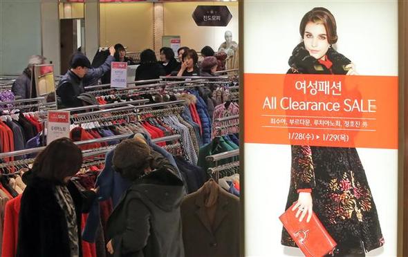 28일 서울 중구 남대문로 롯데백화점 본점에서 열린 ‘클리어런스 특집전’ 행사장을 찾은 손님들이 진열된 상품을 고르고 있다. 다음달 1일까지 본점과 잠실점·영등포점 등 9개 점포에서 겨울 상품을 60∼80% 할인 판매하는 이 행사는 얼어붙은 소비 심리와 비교적 따뜻한 날씨로 인해 20~30% 가량 증가한 겨울 상품 재고를 소진하기 위해 기획됐다.  연합뉴스