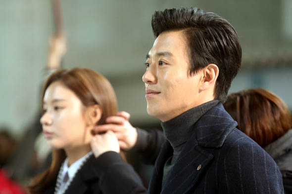 배우 김래원이 26일 오후 서울 양천구 목동 SBS 사옥에서 진행된 SBS 월화드라마 ‘펀치‘ 촬영현장공개에서 리허설을 하고 있다. 2015.1.26(서울=연합뉴스)